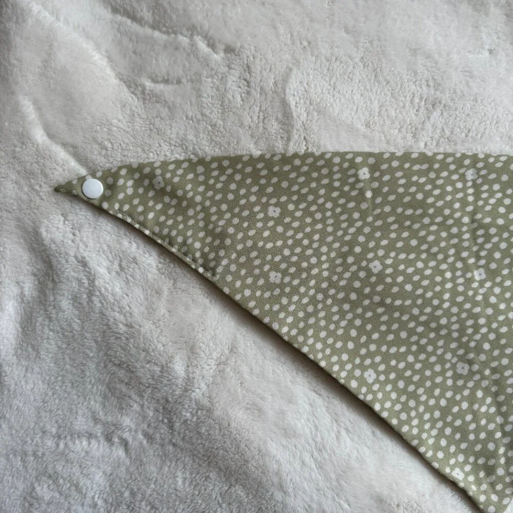NWT Loic by Design Ditsy Daisy Floral Dog Bandana, Taupe + White, Size Medium